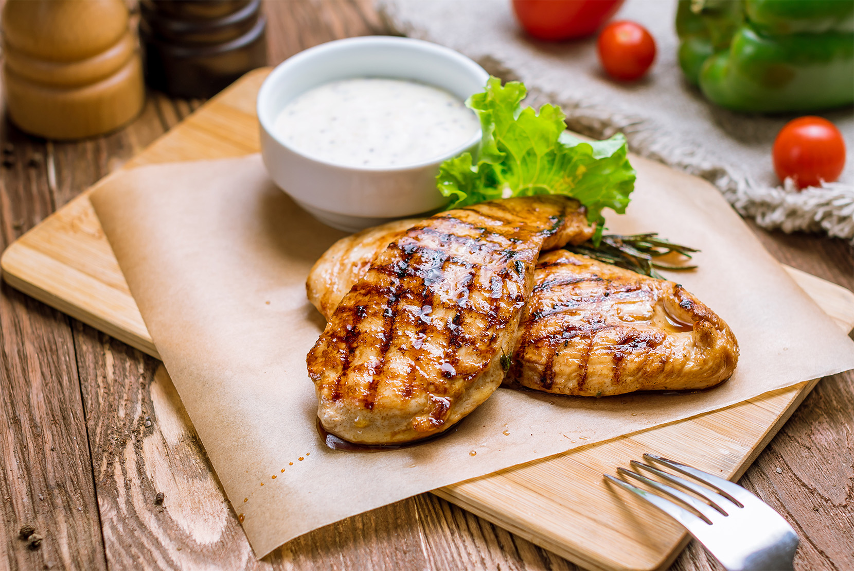 grillowane-piersi-z-kurczaka-na-drewnianej-desce